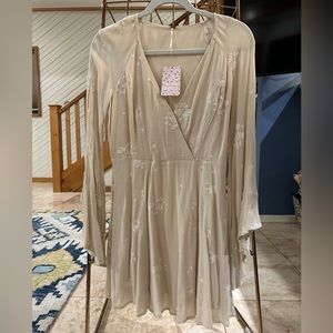 Never worn, size 6. Adorable, too small for me.